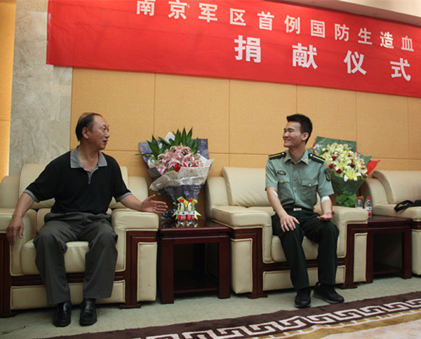 副校长叶醒狮亲切看望黄海松同学